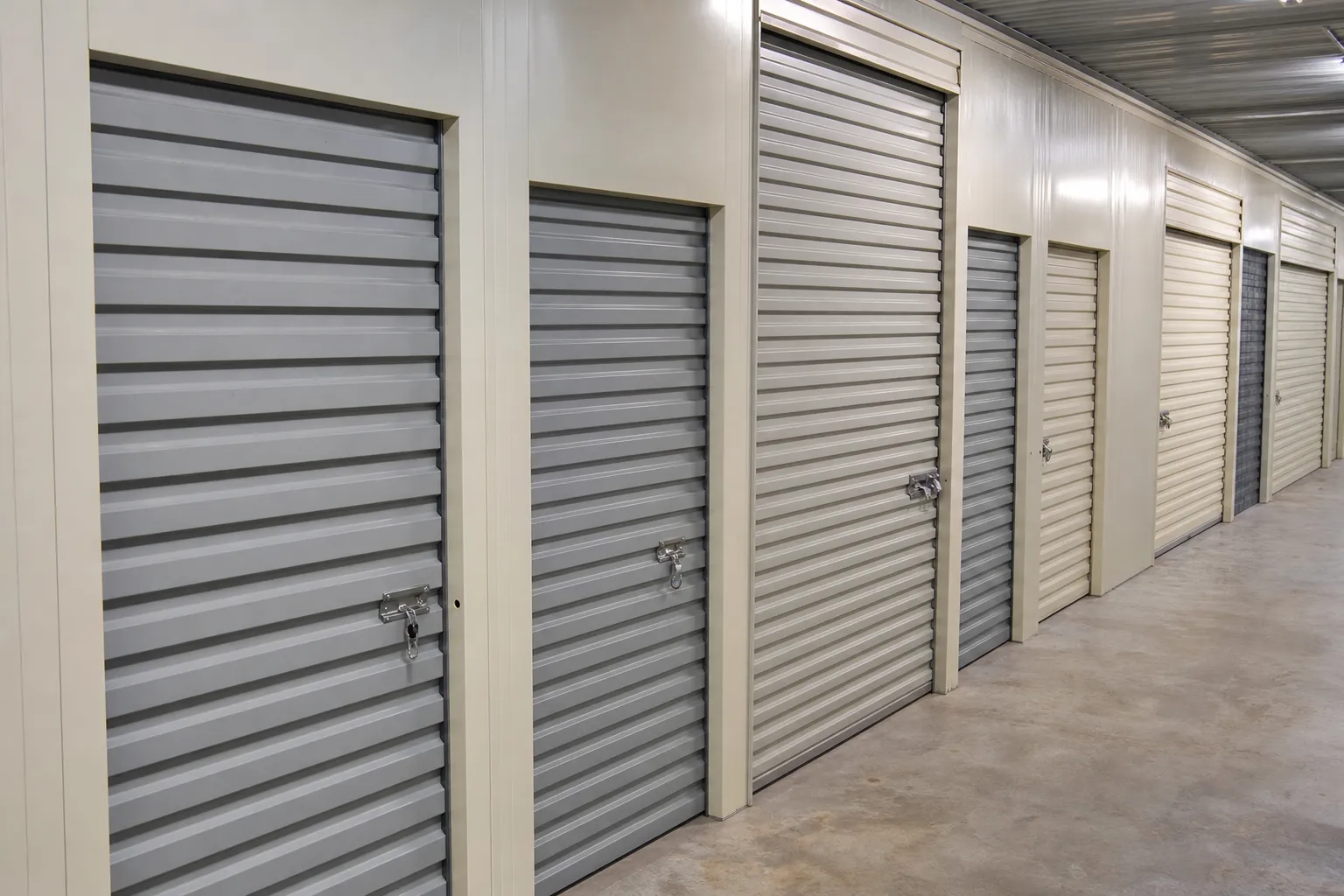 Rangée de box de stockage de tailles différentes, portes fermées