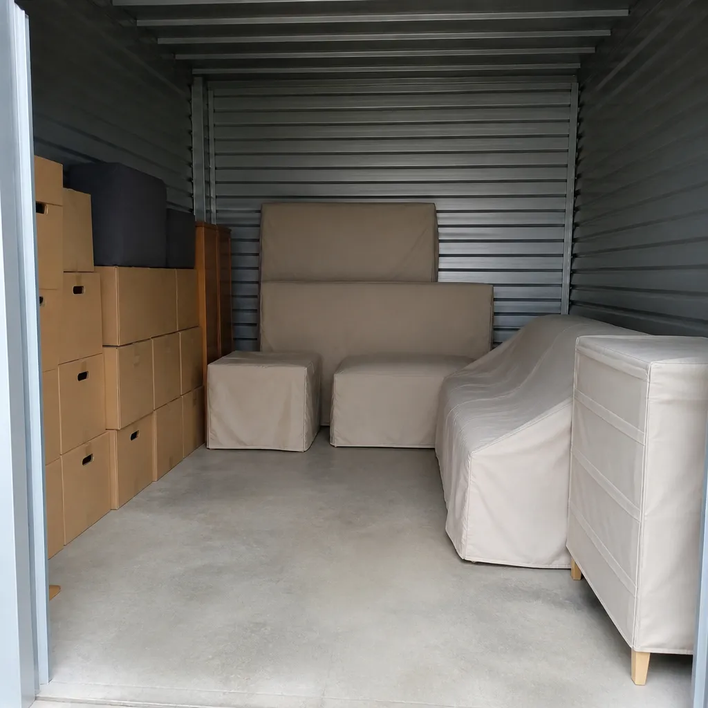 Meubles protégés par des housses respirantes dans un box de garde-meubles fermé